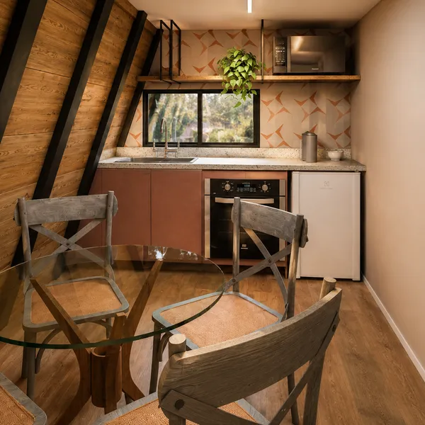 Cozinha do chalé com mesa de refeições e janela para o verde